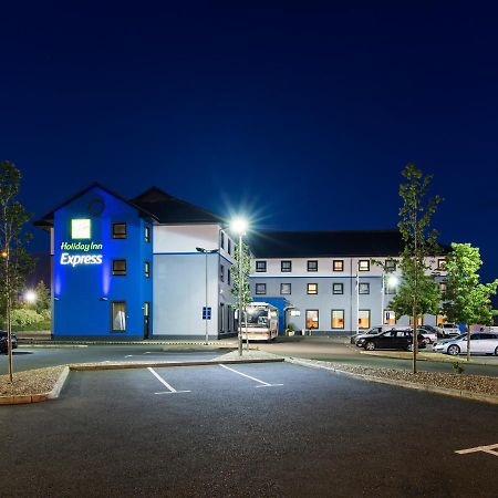 Holiday Inn Express Antrim By Ihg Exterior photo