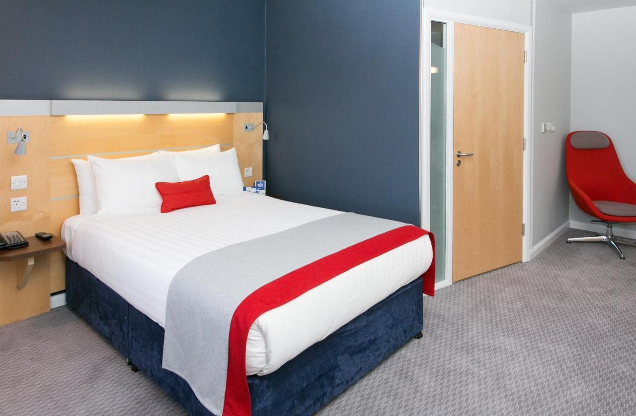 Holiday Inn Express Antrim By Ihg Exterior photo