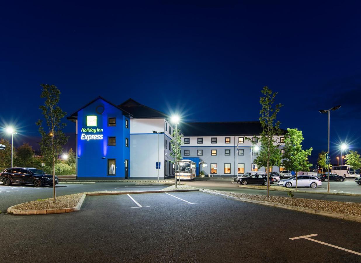 Holiday Inn Express Antrim By Ihg Exterior photo