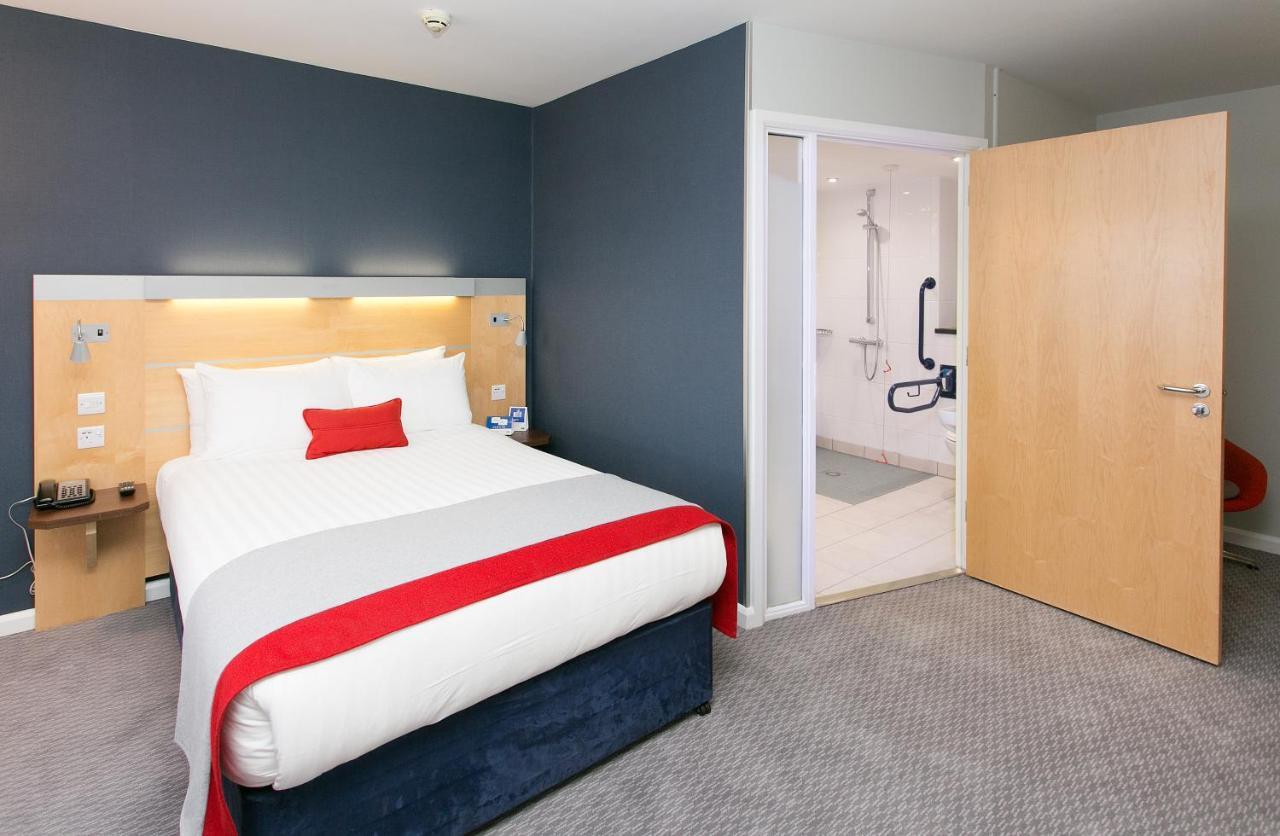 Holiday Inn Express Antrim By Ihg Exterior photo