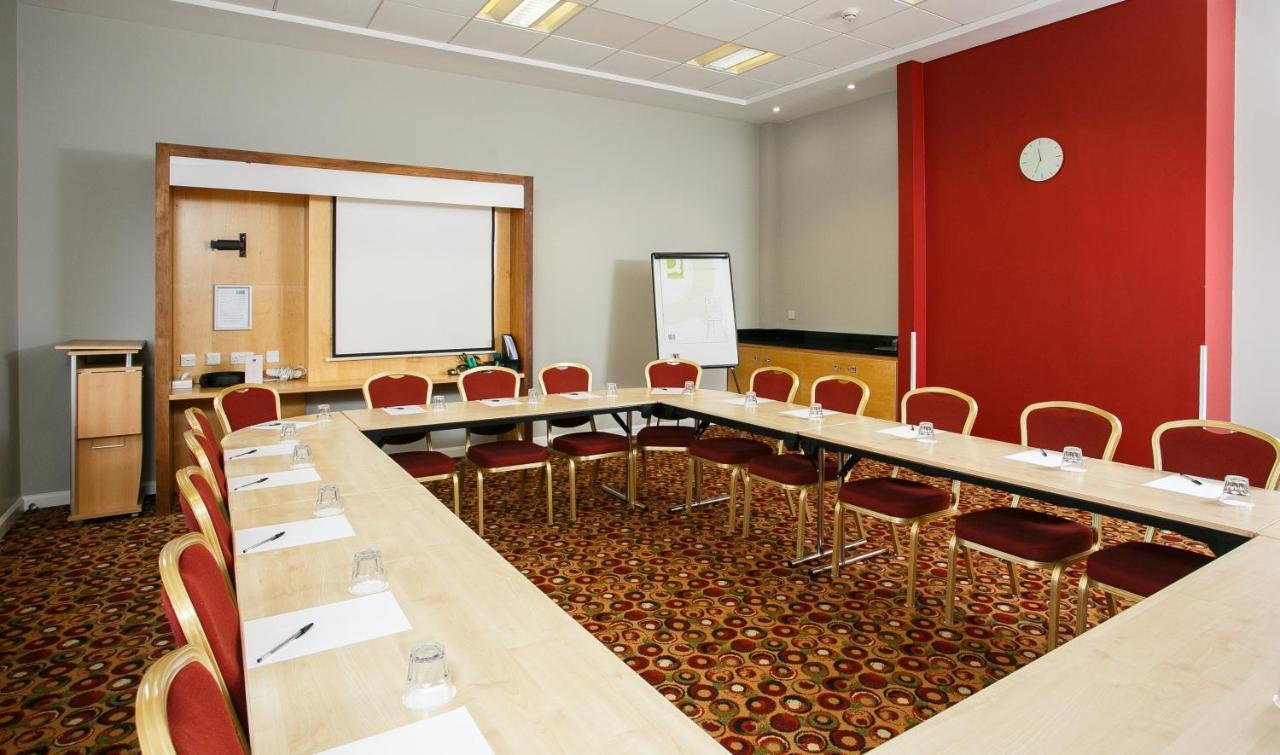 Holiday Inn Express Antrim By Ihg Exterior photo