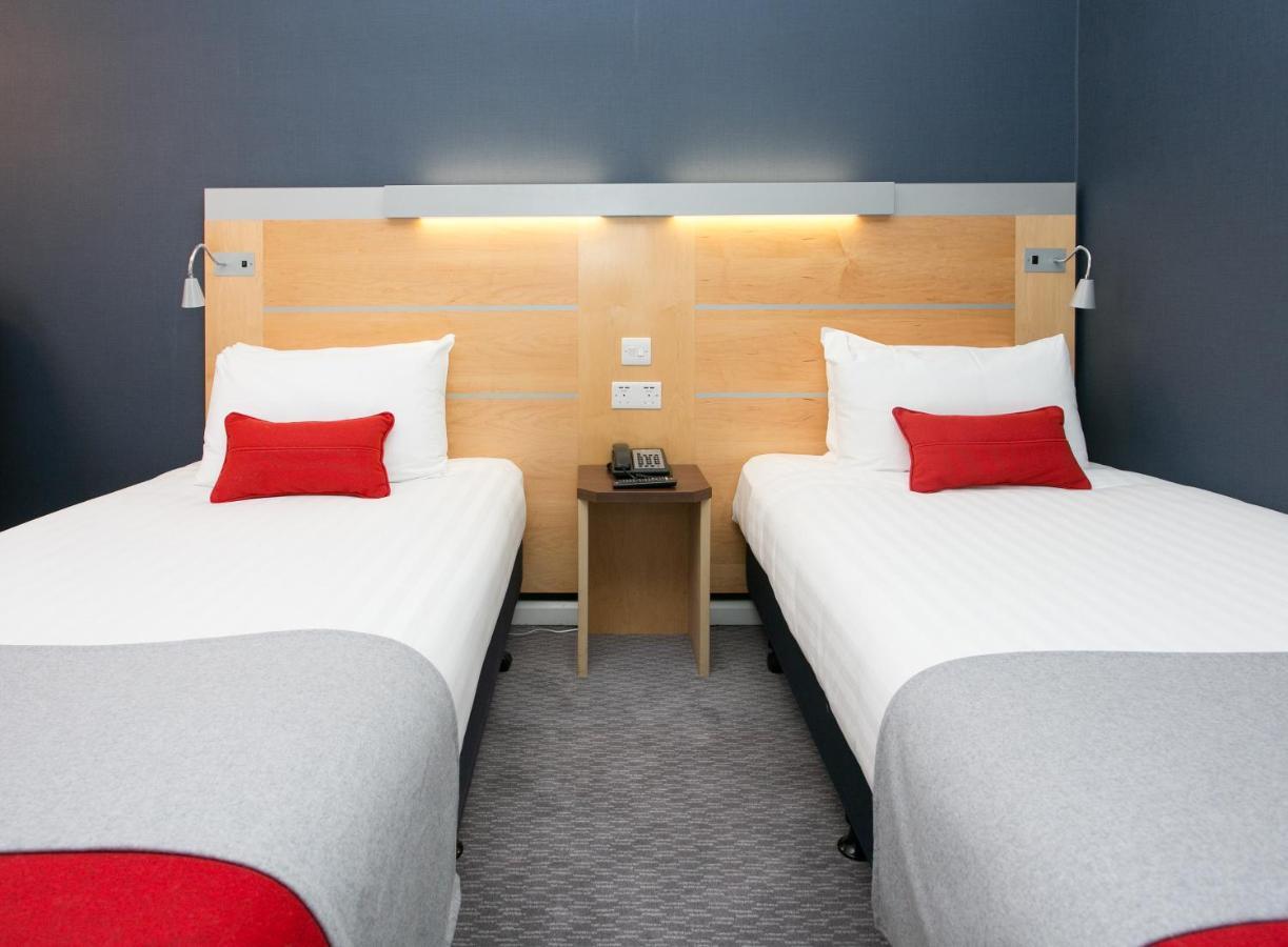 Holiday Inn Express Antrim By Ihg Exterior photo