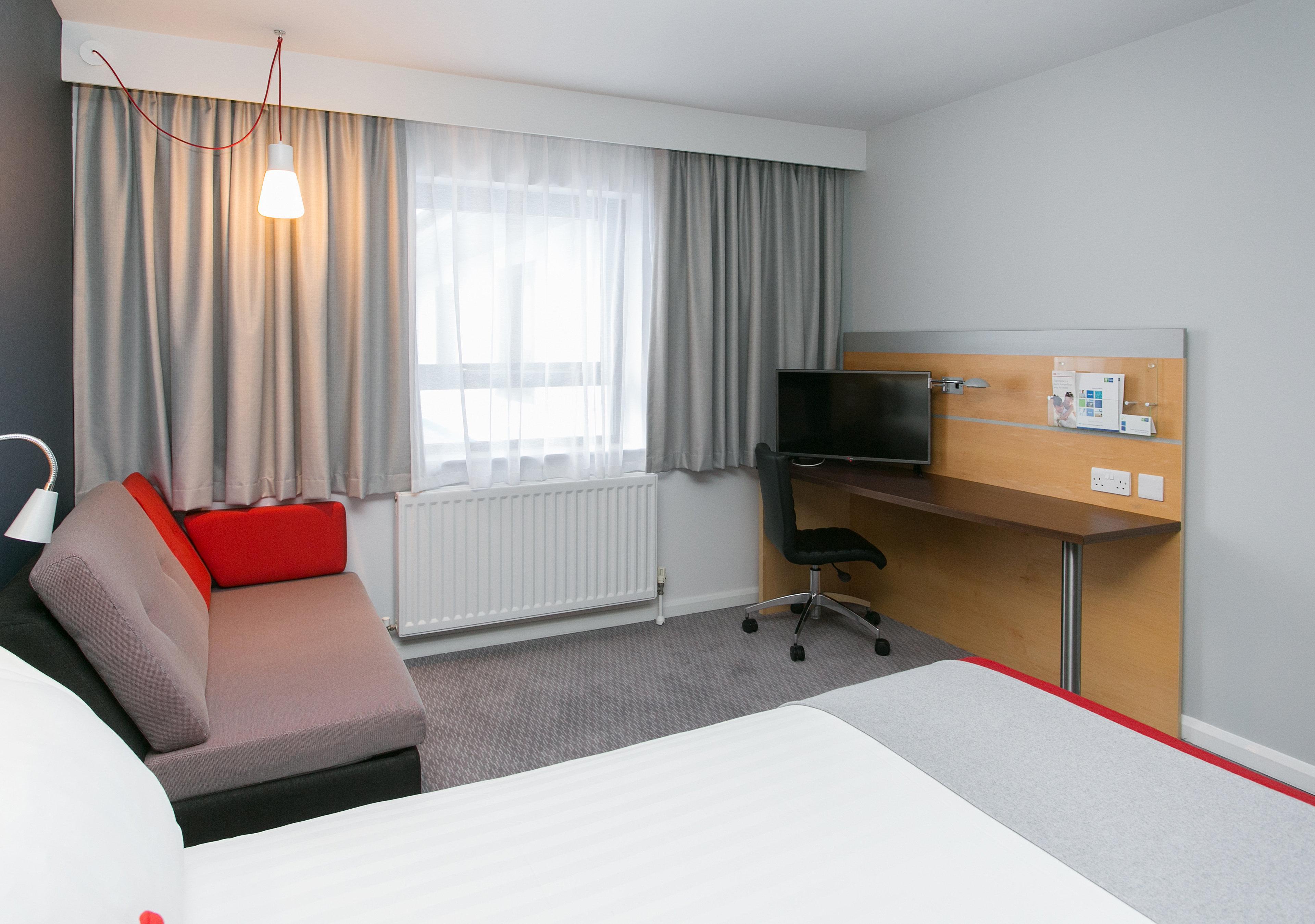Holiday Inn Express Antrim By Ihg Exterior photo