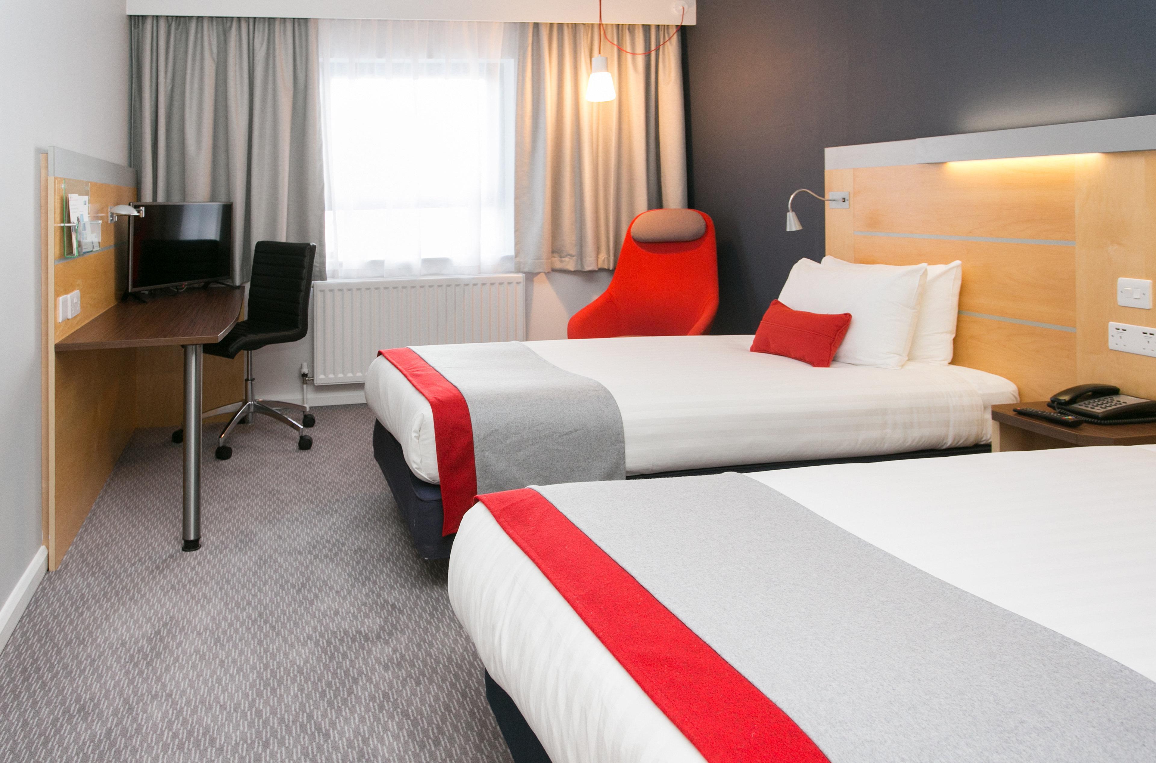 Holiday Inn Express Antrim By Ihg Exterior photo