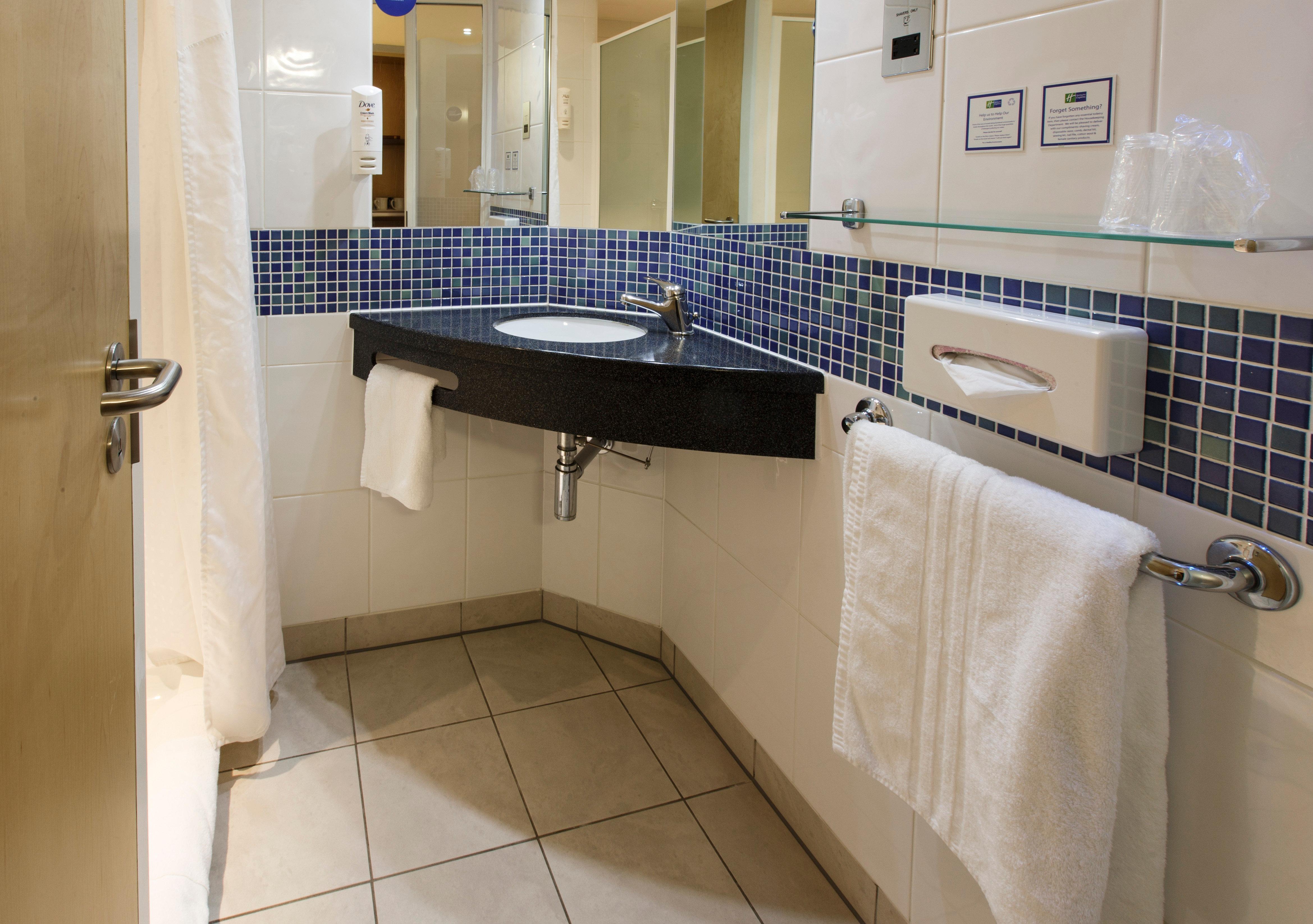 Holiday Inn Express Antrim By Ihg Exterior photo