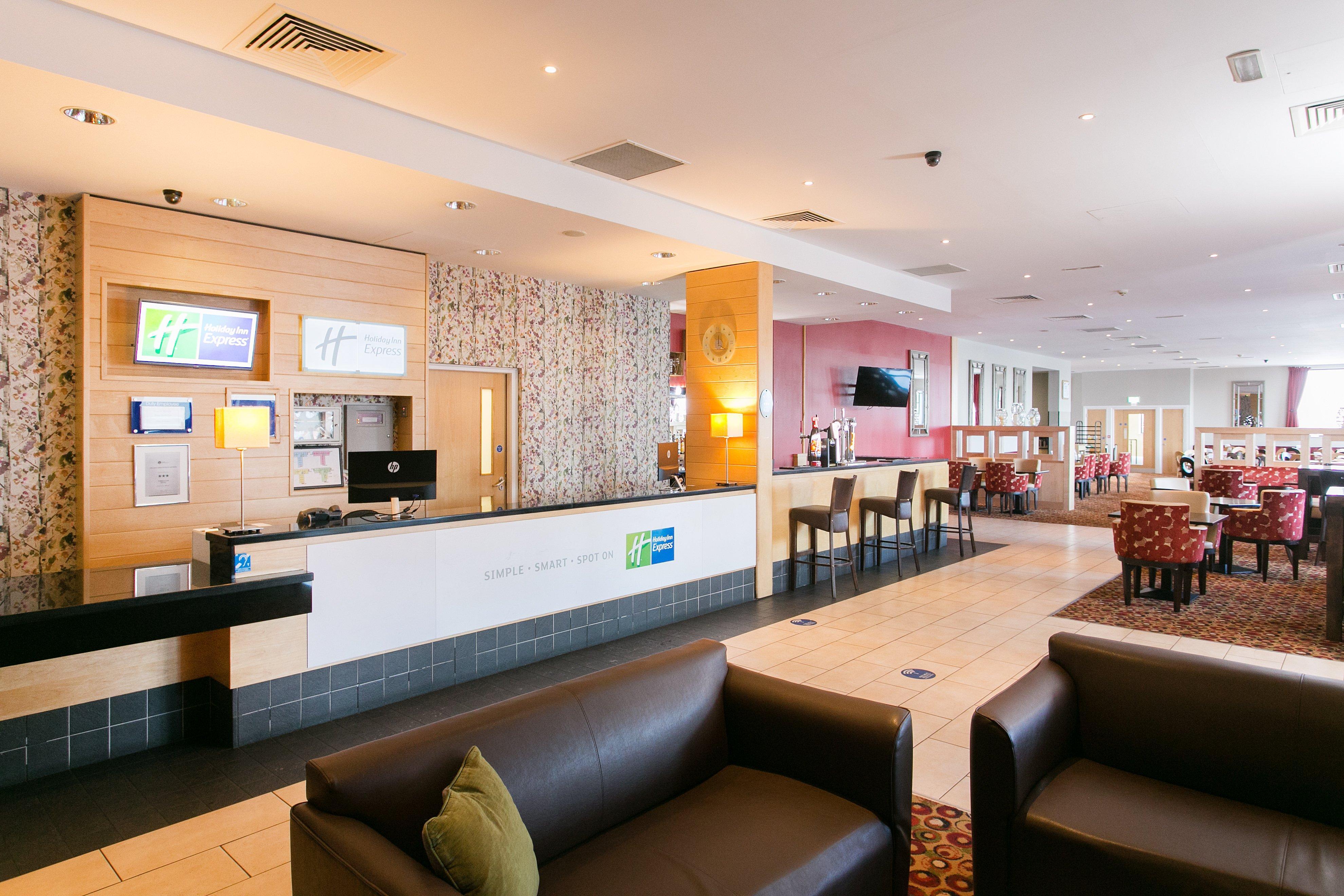 Holiday Inn Express Antrim By Ihg Exterior photo
