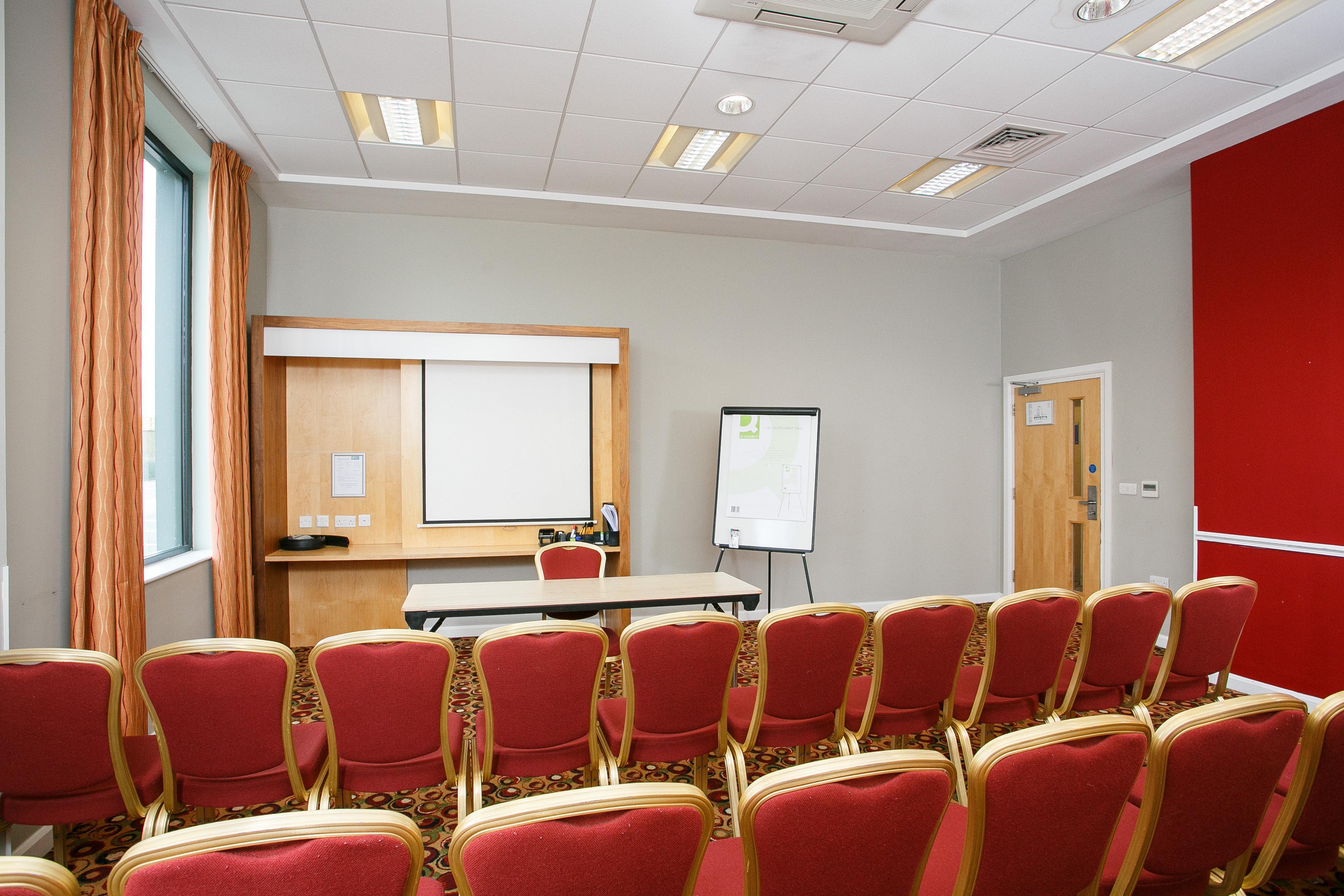Holiday Inn Express Antrim By Ihg Exterior photo