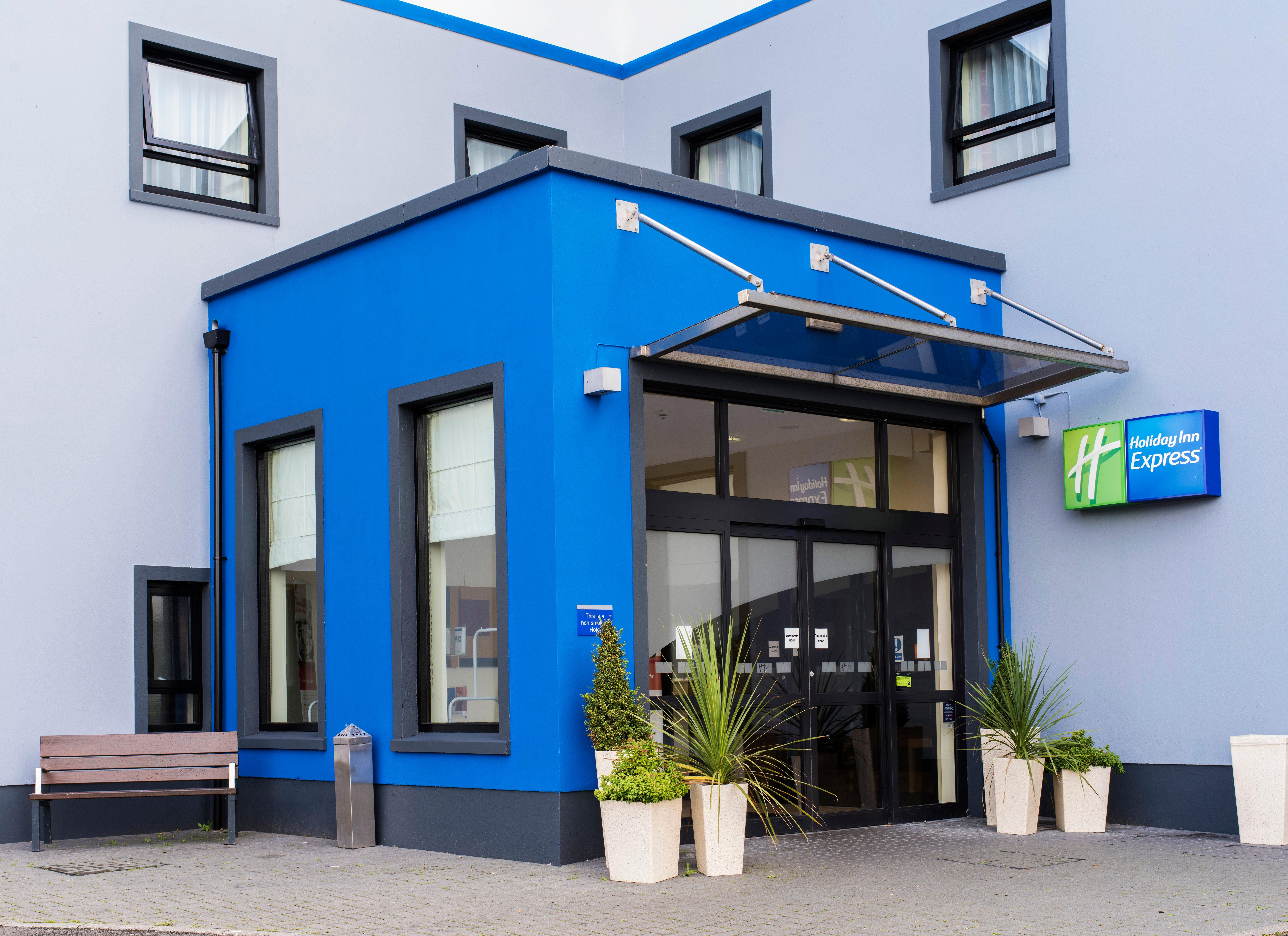 Holiday Inn Express Antrim By Ihg Exterior photo