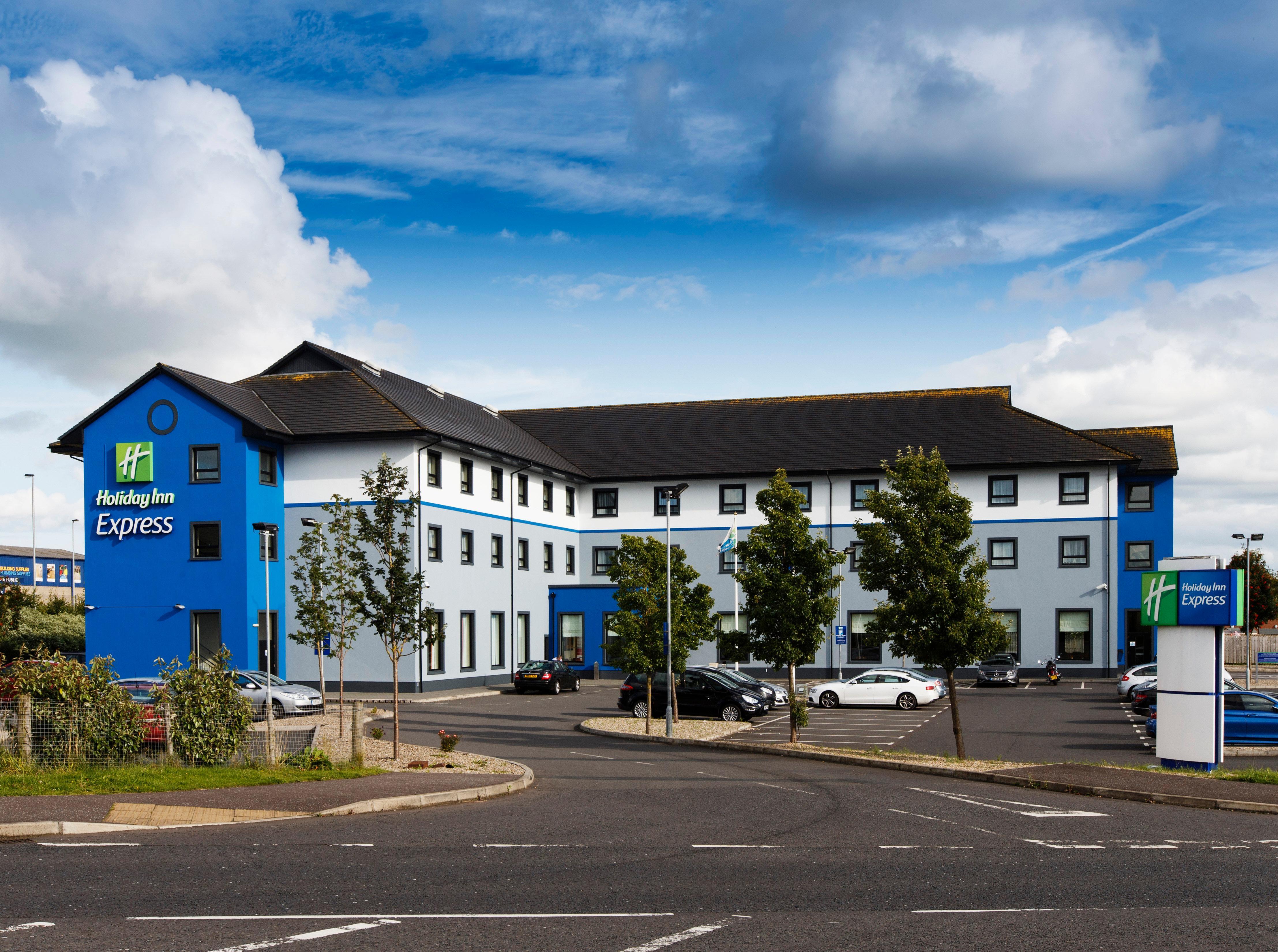 Holiday Inn Express Antrim By Ihg Exterior photo