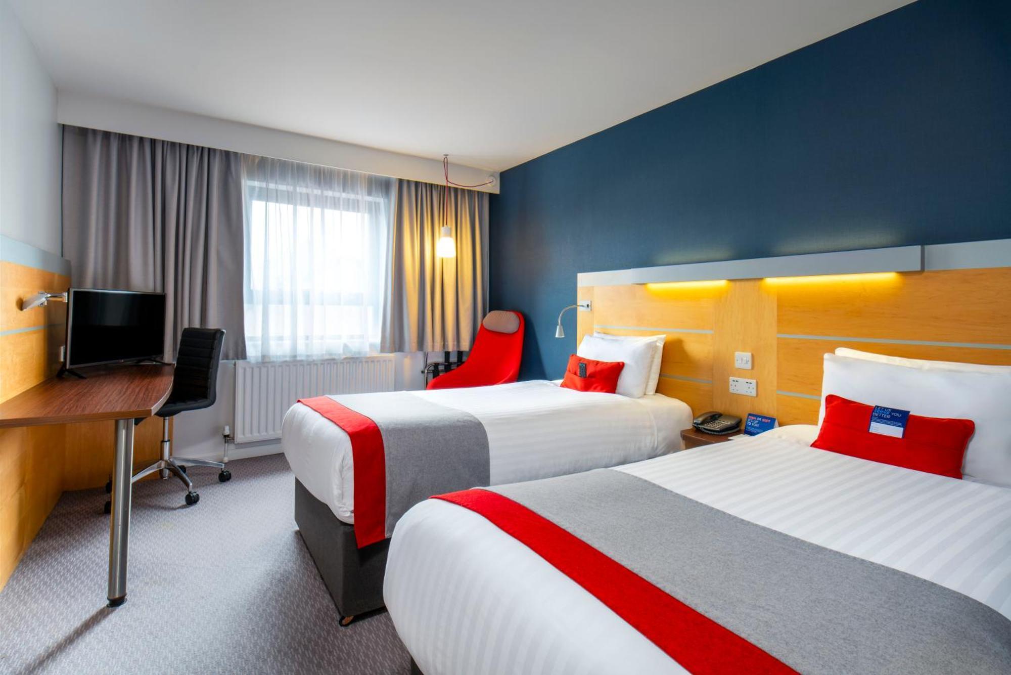 Holiday Inn Express Antrim By Ihg Exterior photo