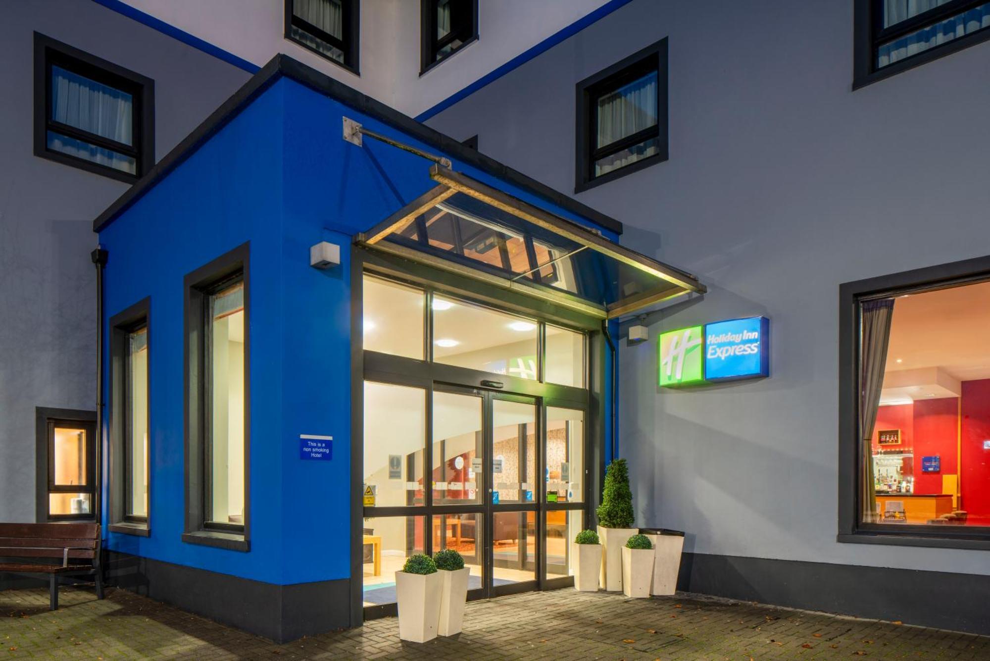 Holiday Inn Express Antrim By Ihg Exterior photo