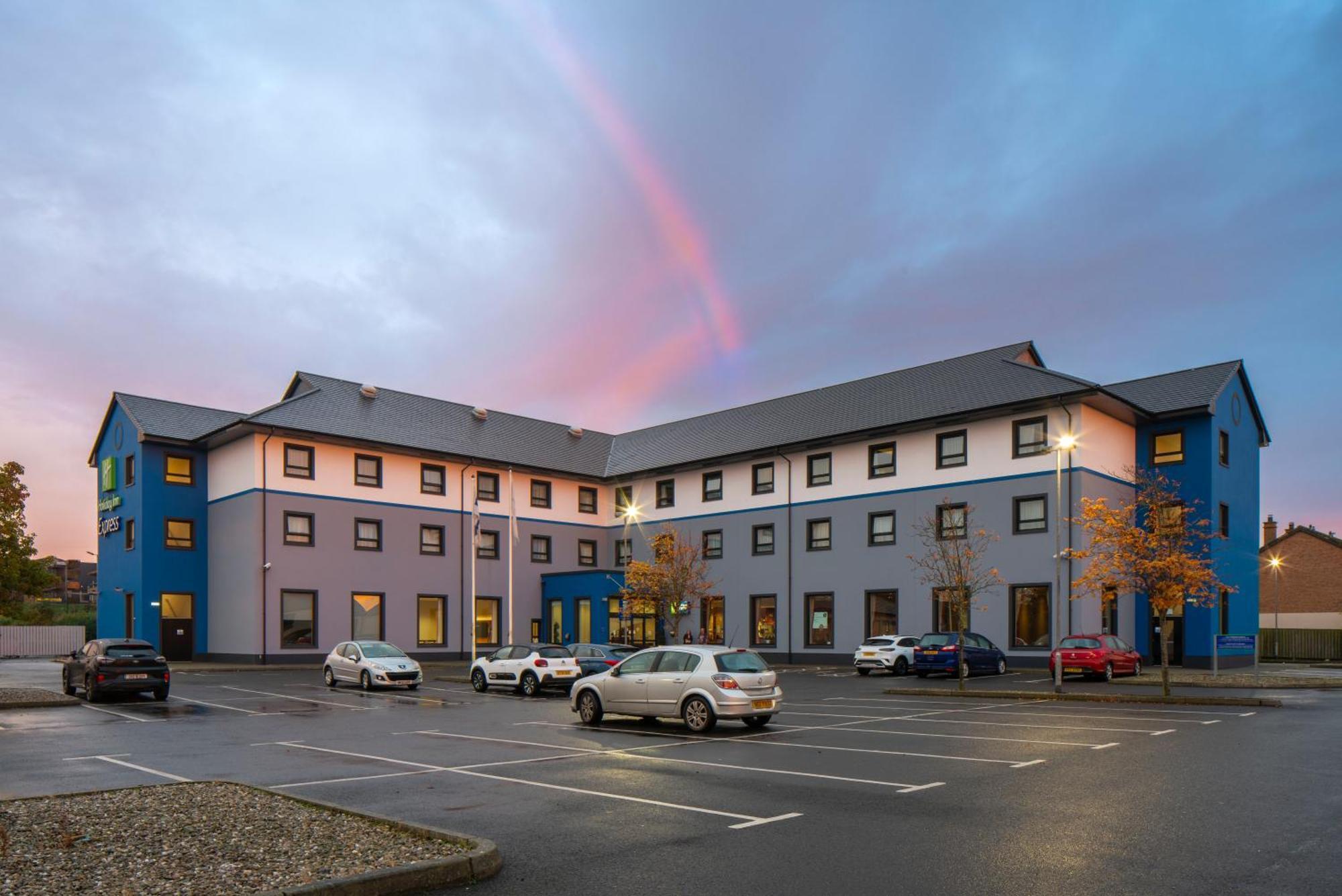 Holiday Inn Express Antrim By Ihg Exterior photo