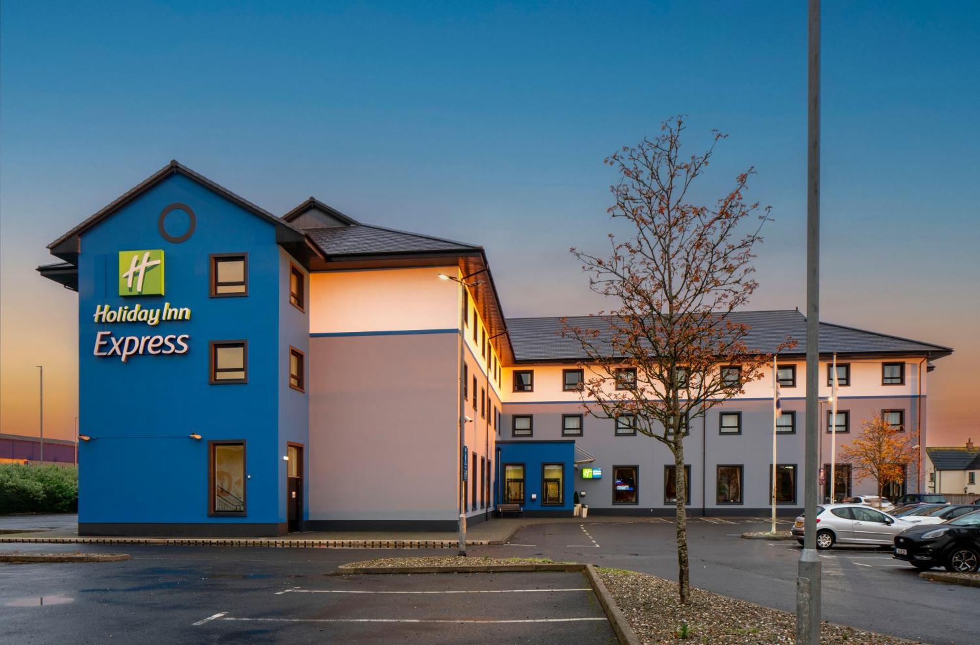 Holiday Inn Express Antrim By Ihg Exterior photo