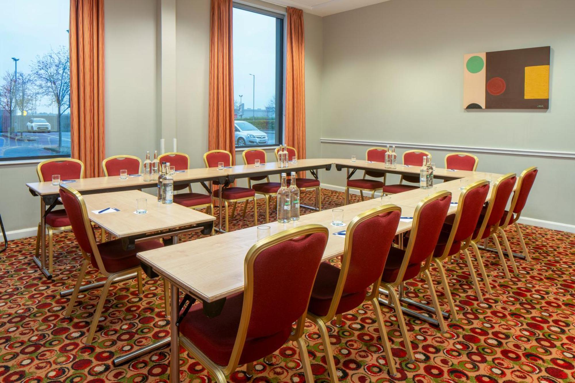 Holiday Inn Express Antrim By Ihg Exterior photo