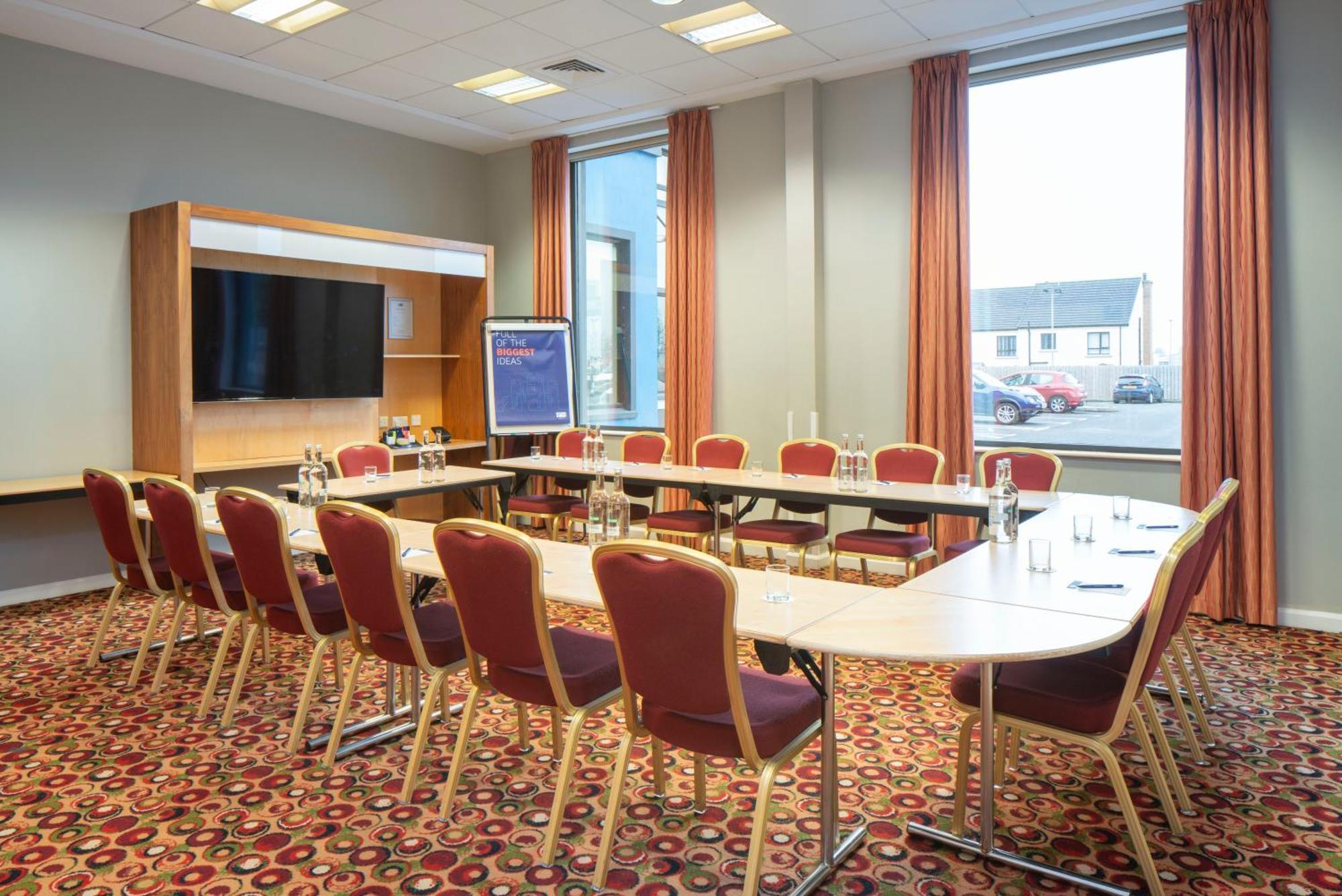 Holiday Inn Express Antrim By Ihg Exterior photo