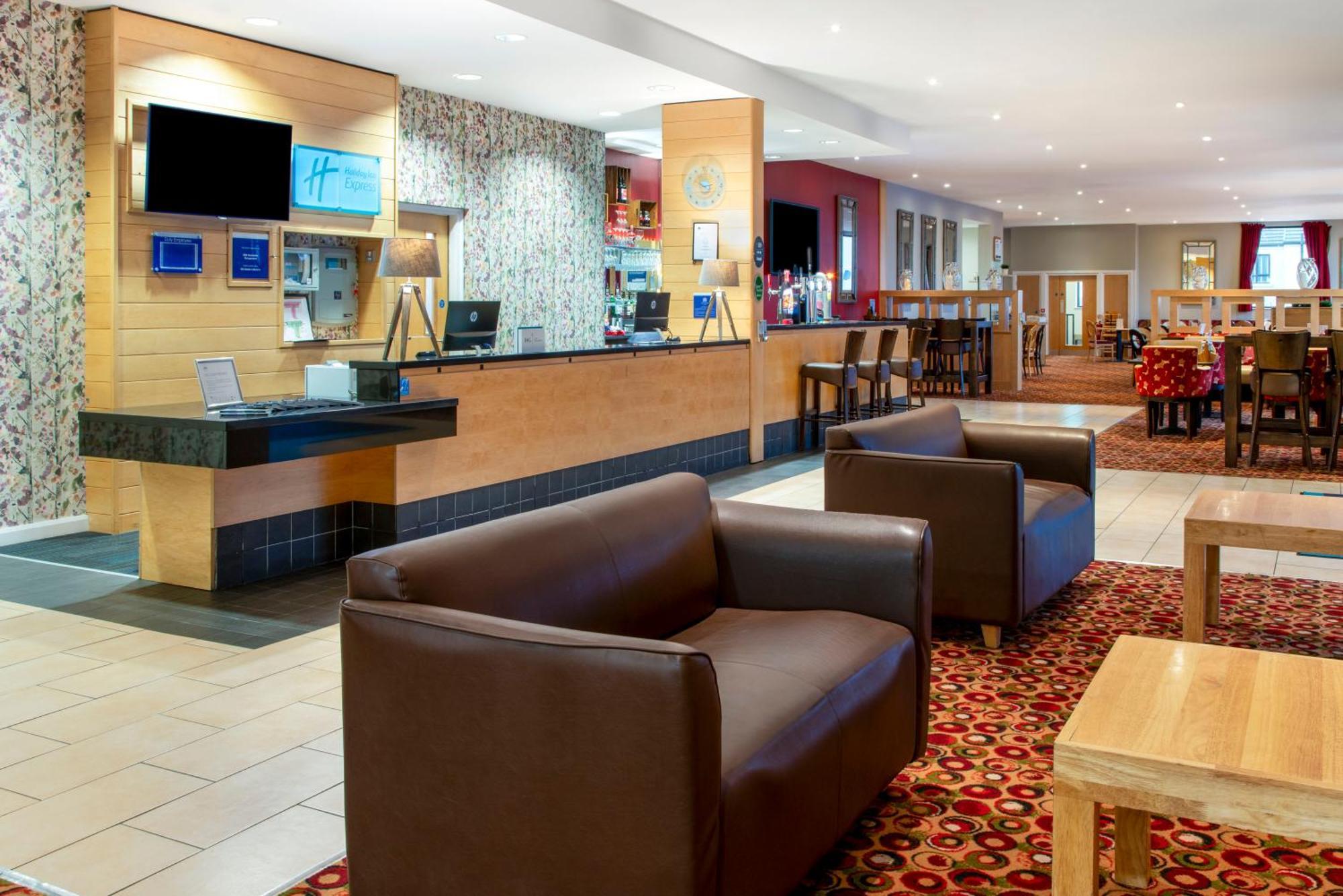 Holiday Inn Express Antrim By Ihg Exterior photo