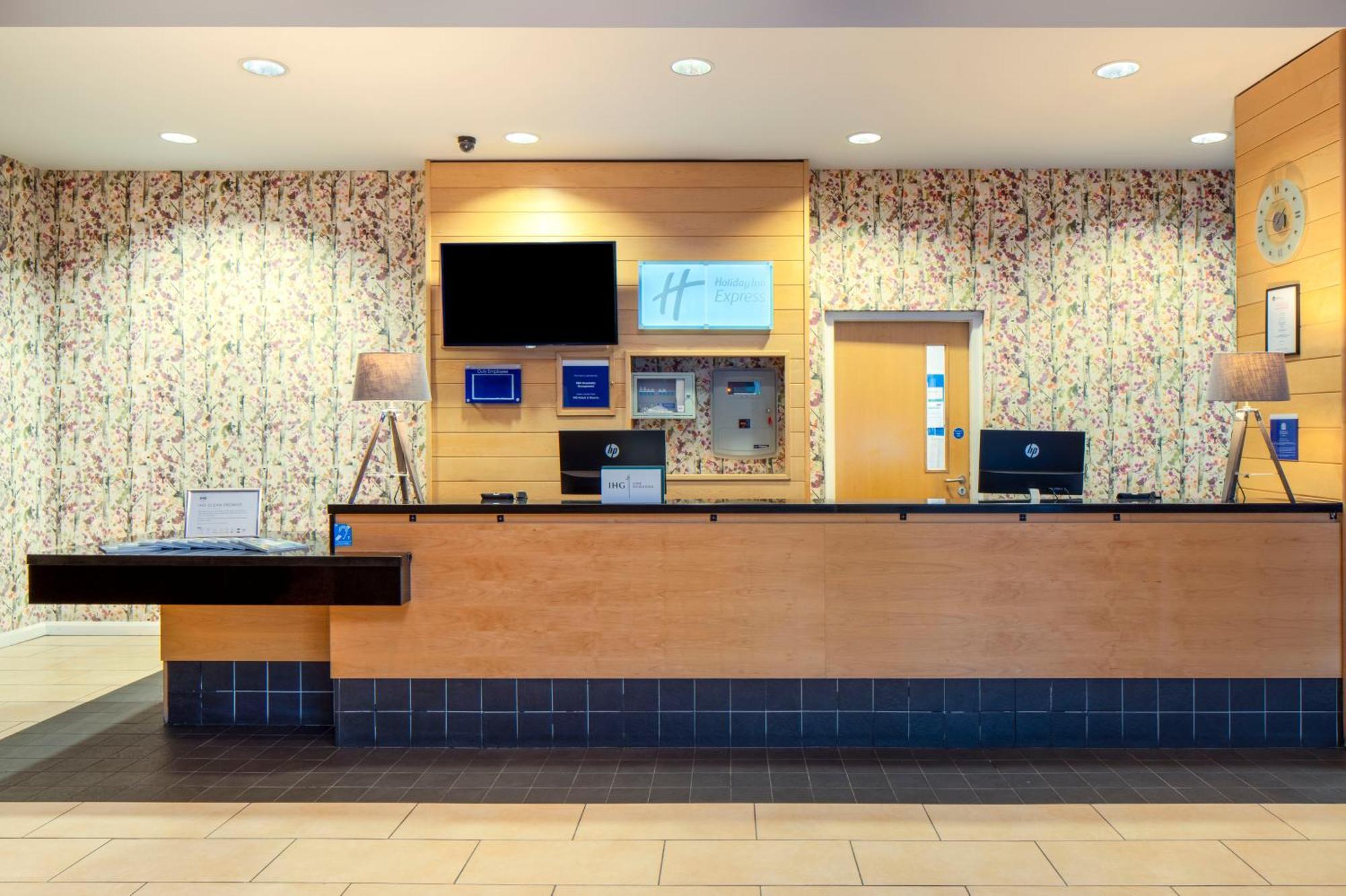 Holiday Inn Express Antrim By Ihg Exterior photo