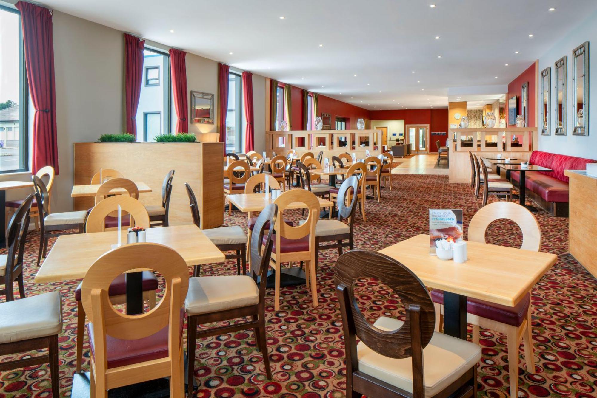 Holiday Inn Express Antrim By Ihg Exterior photo