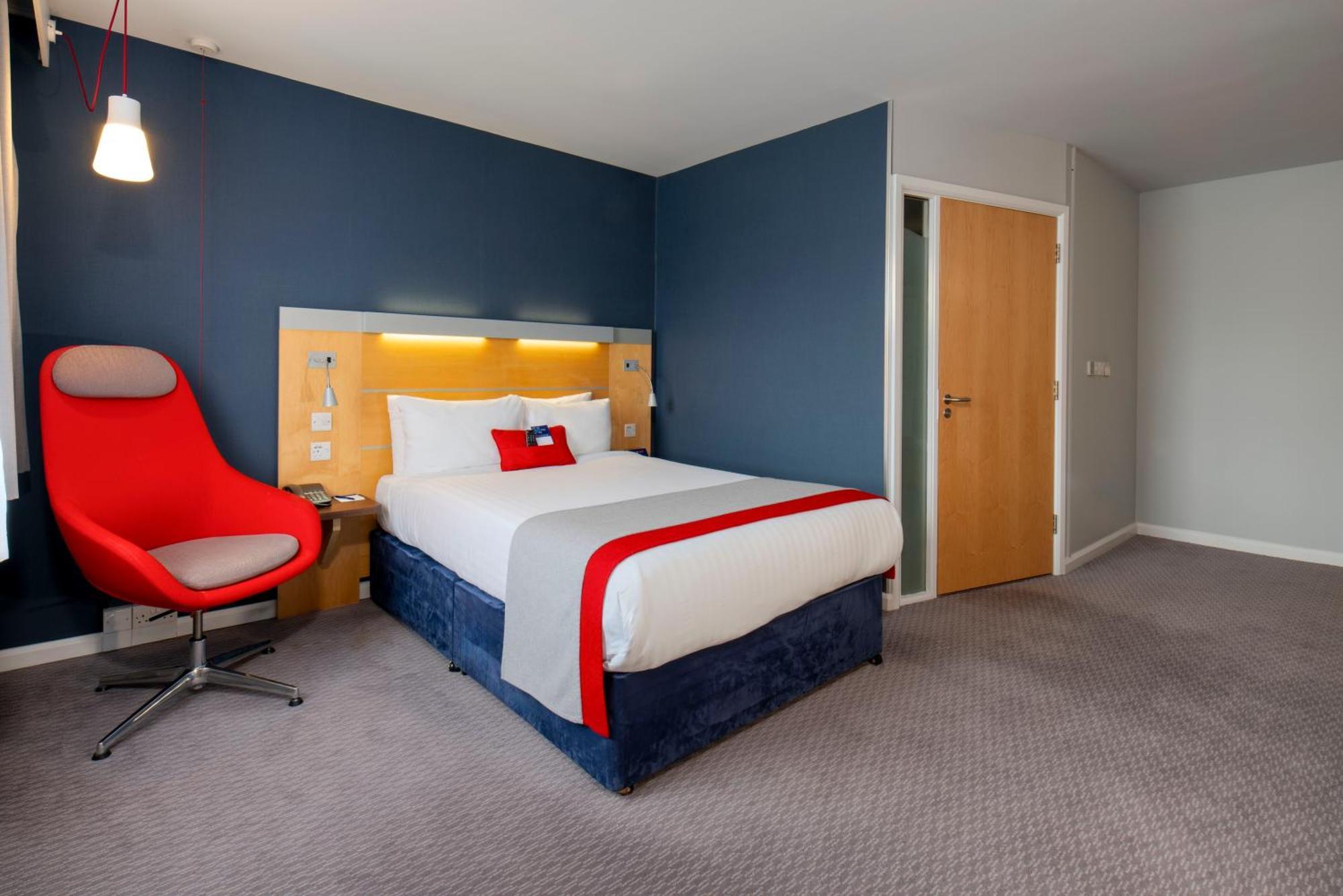 Holiday Inn Express Antrim By Ihg Exterior photo