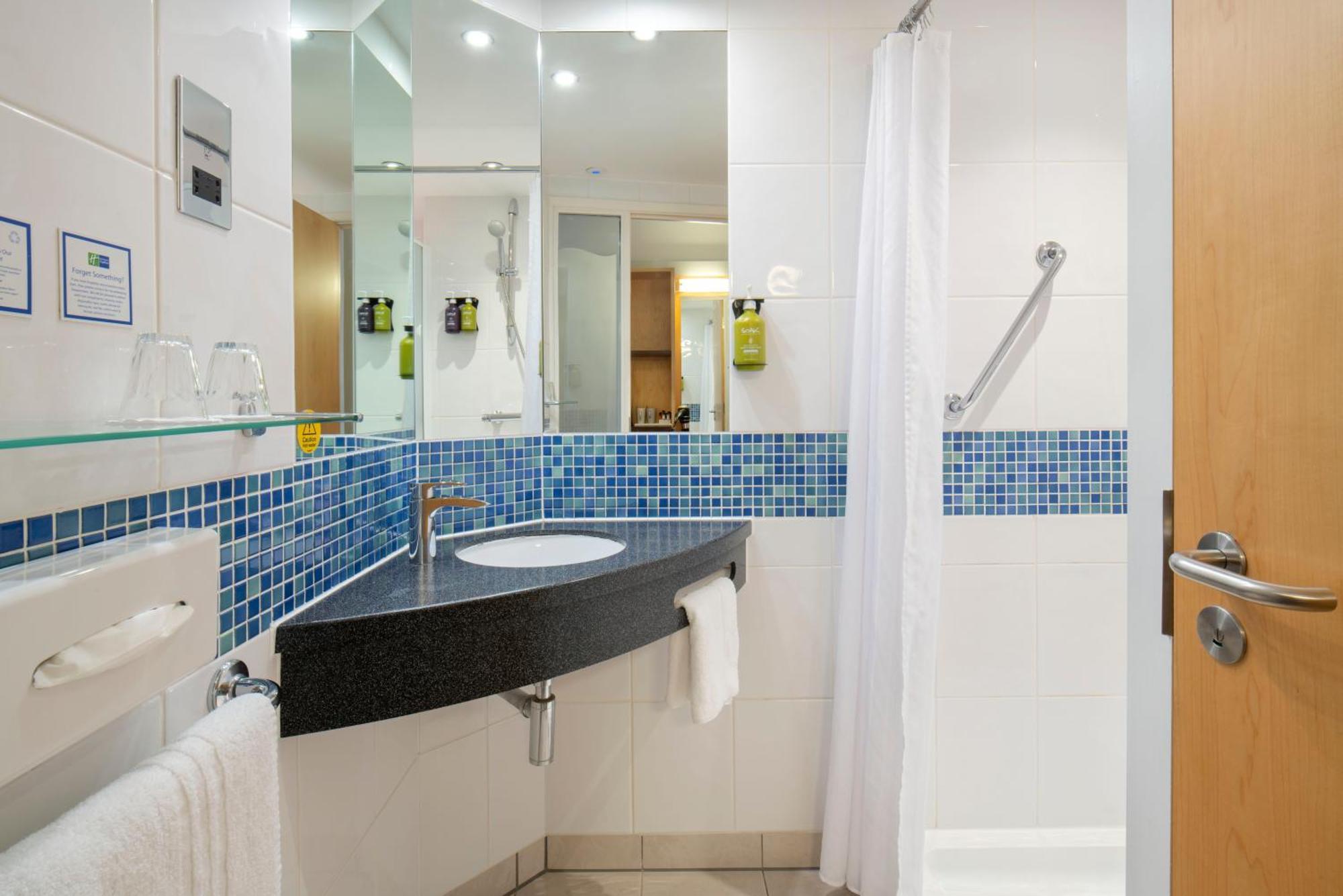 Holiday Inn Express Antrim By Ihg Exterior photo