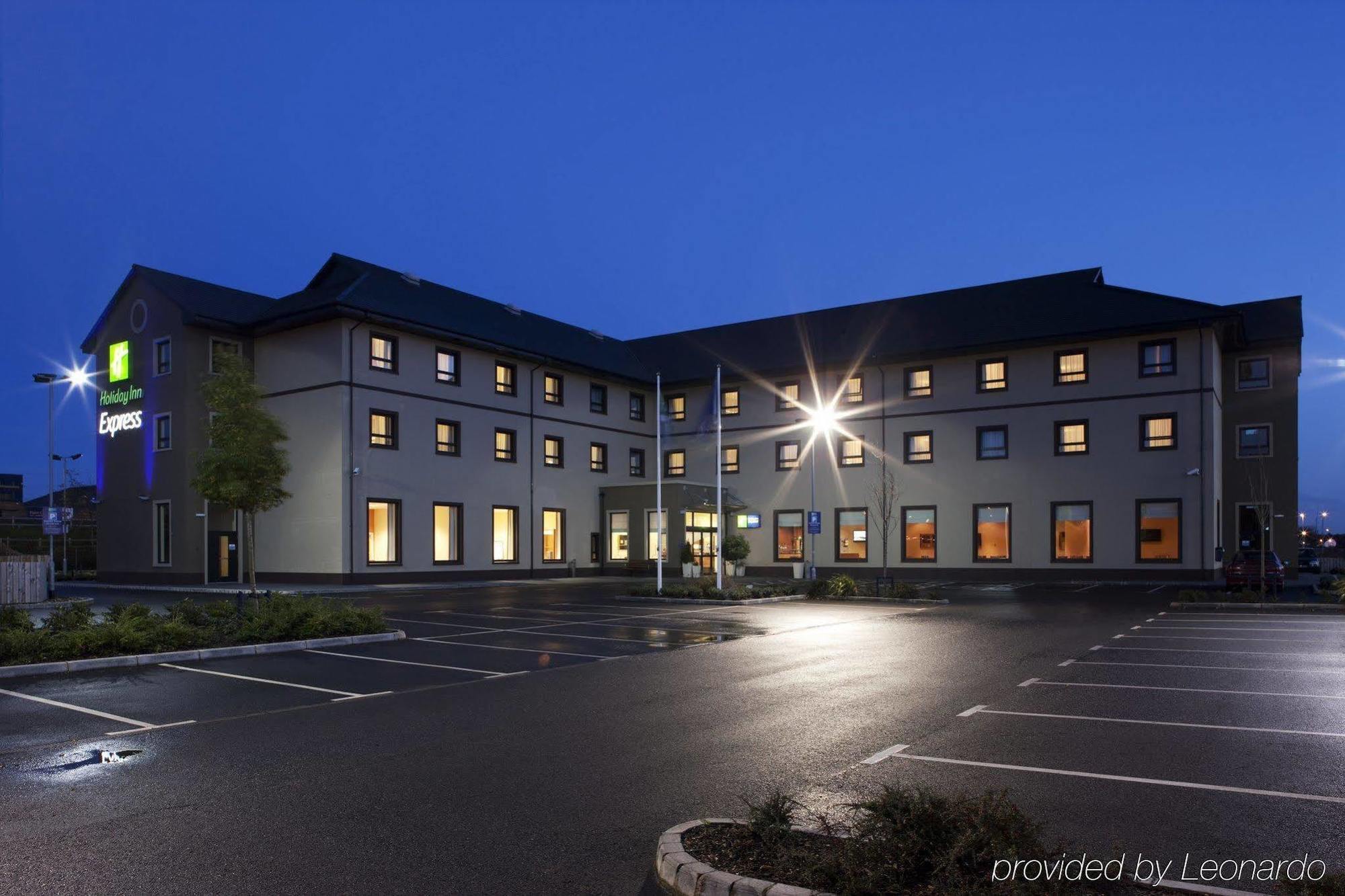 Holiday Inn Express Antrim By Ihg Exterior photo