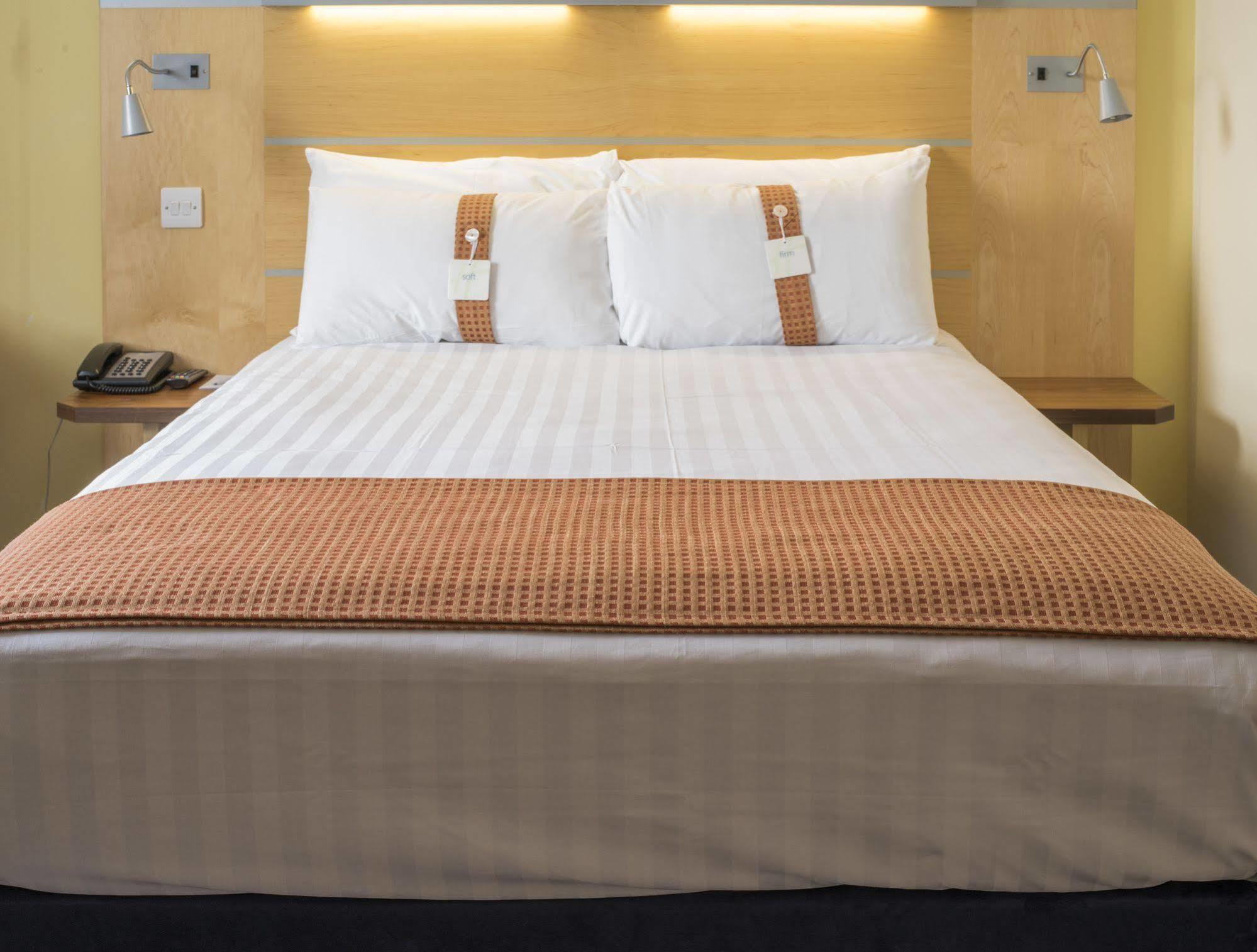 Holiday Inn Express Antrim By Ihg Exterior photo