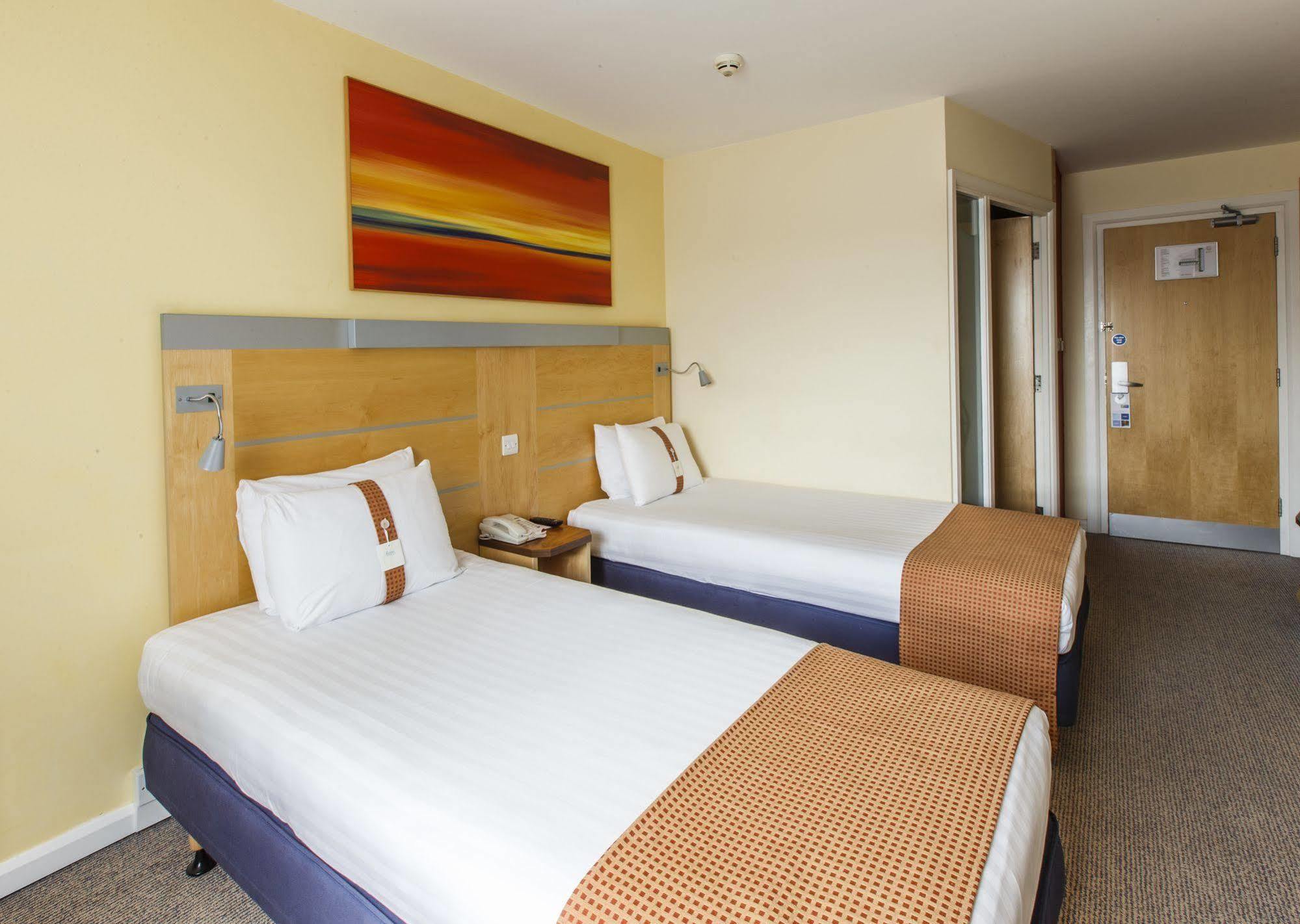 Holiday Inn Express Antrim By Ihg Exterior photo
