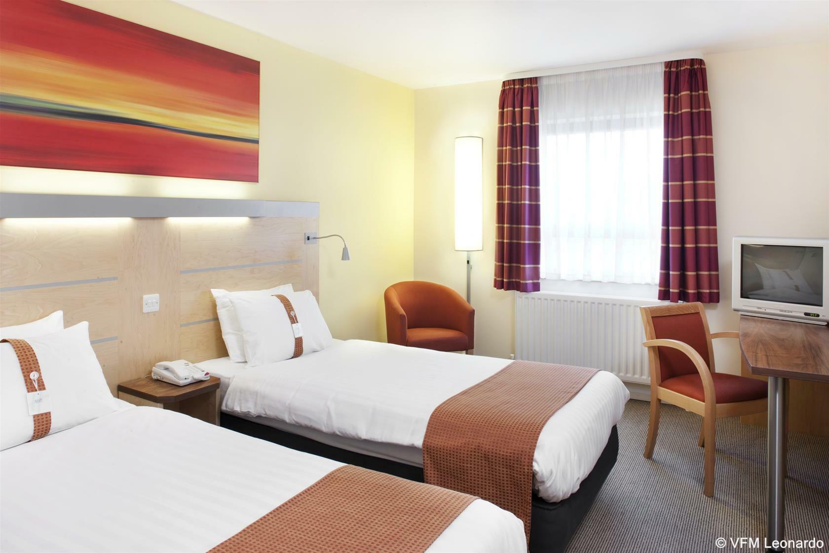 Holiday Inn Express Antrim By Ihg Exterior photo
