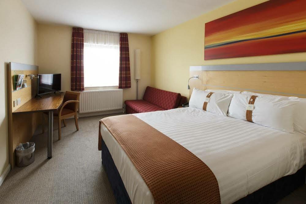 Holiday Inn Express Antrim By Ihg Exterior photo